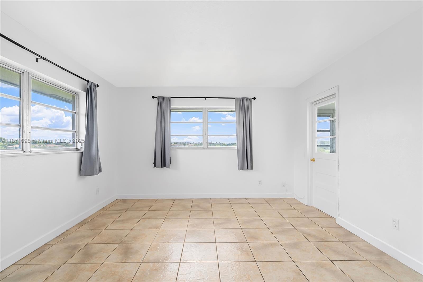 ARROWHEAD CONDO NO V - Residential