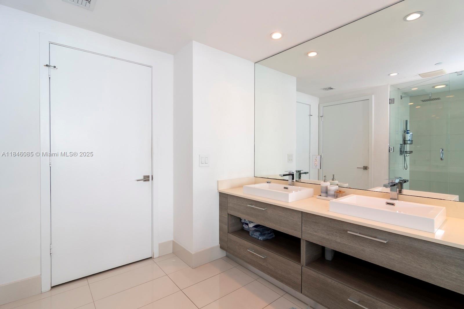 PARAISO BAY CONDO - Residential