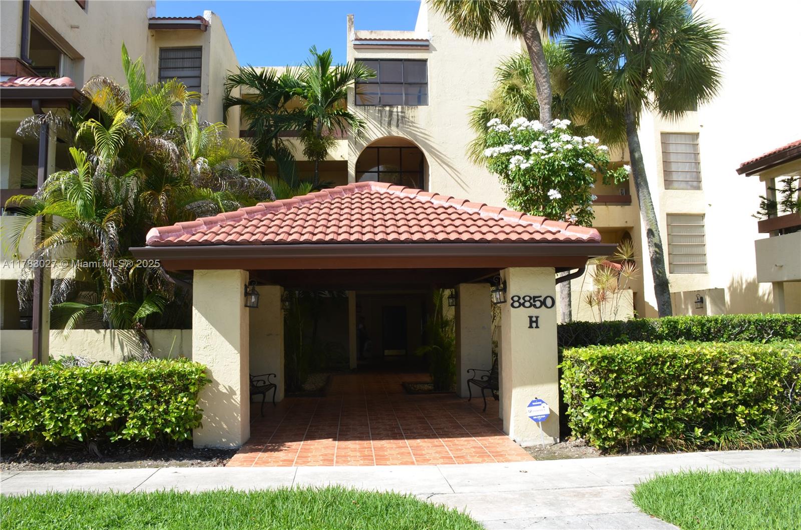 Third floor corner unit in gated community of Kenland Bend North boasting 3 bedrms & 2 remodeled baths, ample living & dining area, remodeled kitchen w/breakfast nook. Spacious covered balcony. Laundry w/washer/dryer & storage cabinets, AC installed in 10/2017, tankless water heater, storage room in same floor steps from unit. Accordion shutters on balcony & impact windows only on windows. Security 24/7. Pool, clubhouse, tennis, handball/racquetball courts. Monthly fee: $518.57 + a monthly assessment of $188.99 for finalization of building renovations (replacement of railings, painting & building restoration). New elevator installed w/ security camera in '24 & new roof & rain gutters finalized in '23. Supra.
Conveniently & centrally located near Florida Turnpike, restaurants & shopping.