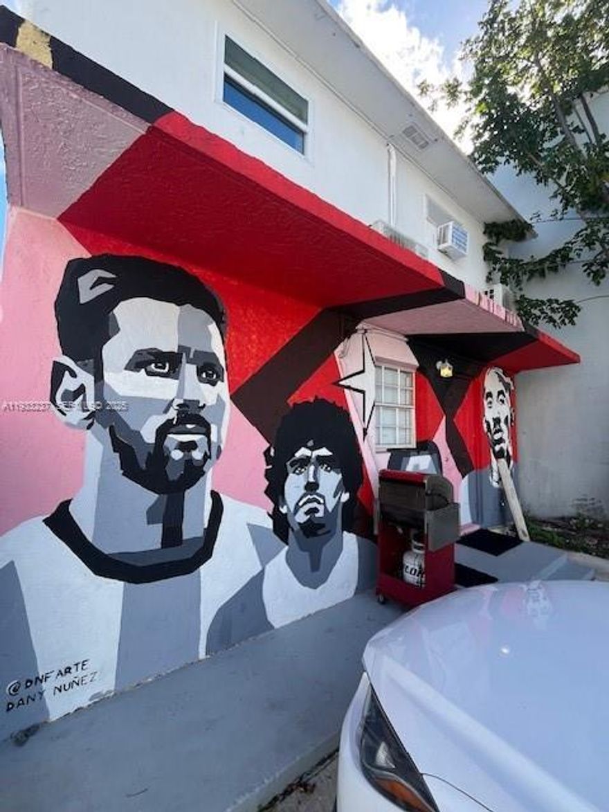 Beautiful and Spacious apartment in Hollywood, First and security deposit. Nice Kitchen with granite counter tops, washer and dryer on the unit. Great Location close to Schools, shoppings, restaurants. Easy to show.