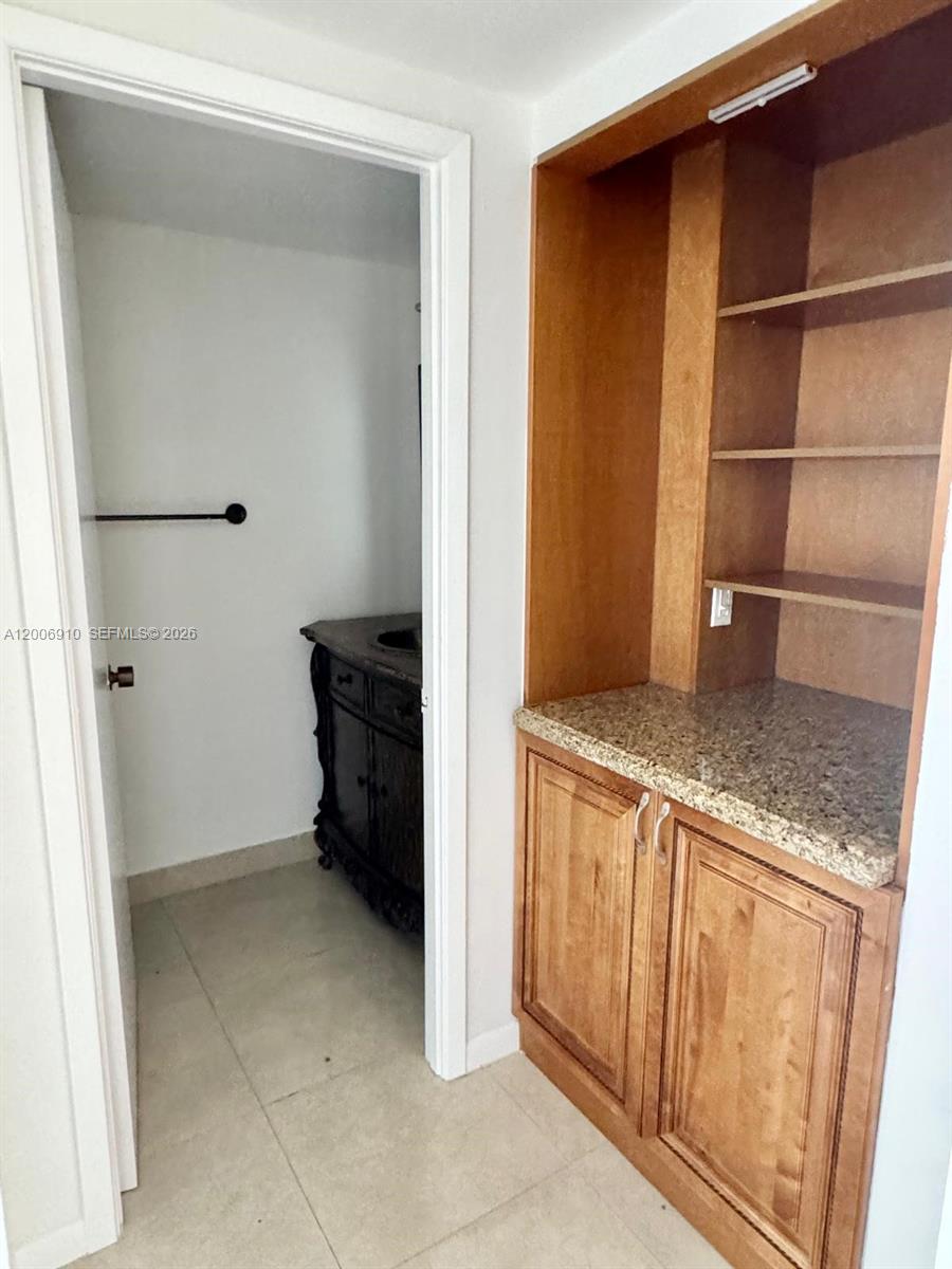 2500 Parkview Dr 1210