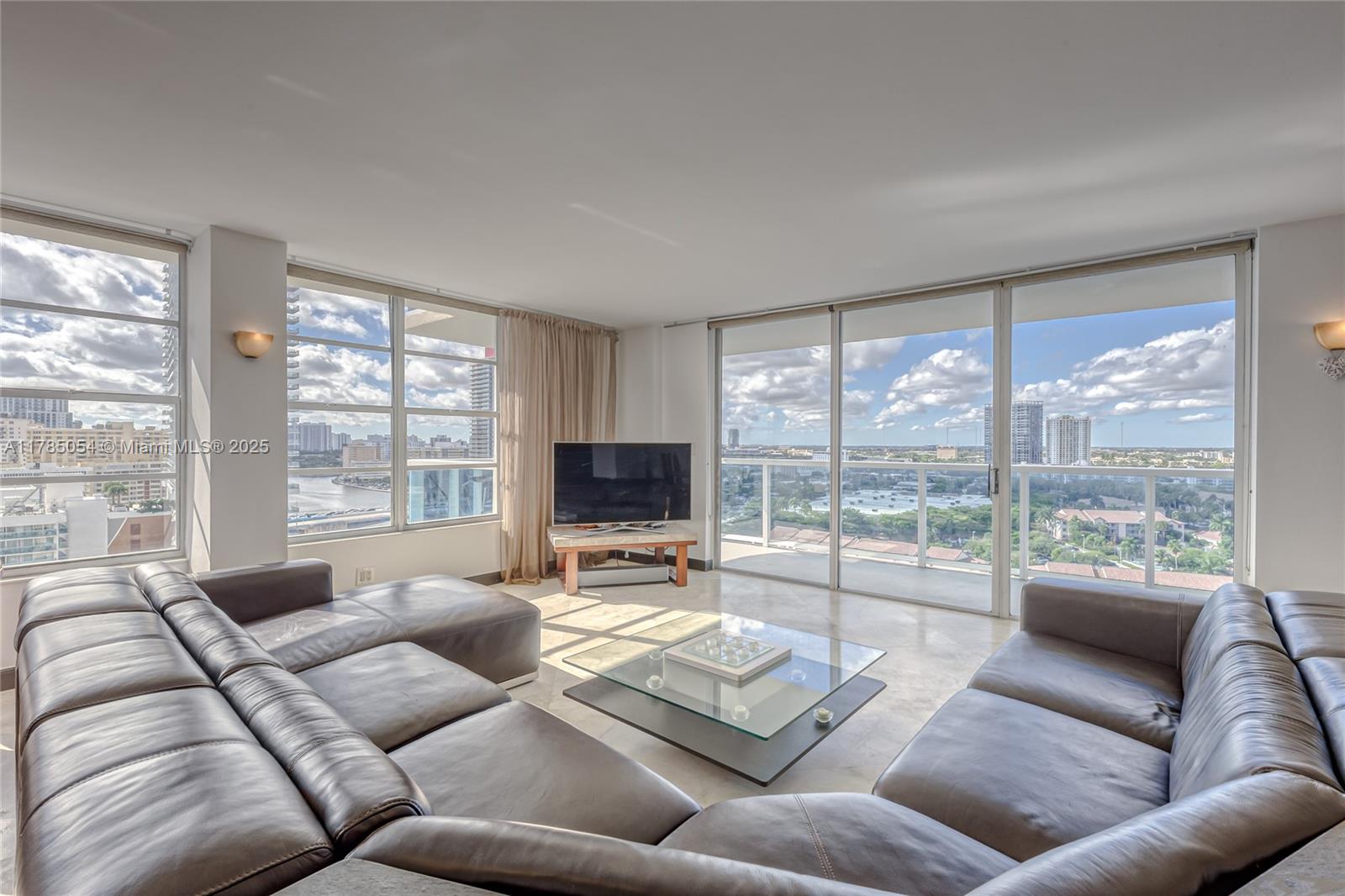 HALLMARK OF HOLLYWOOD CON - Residential