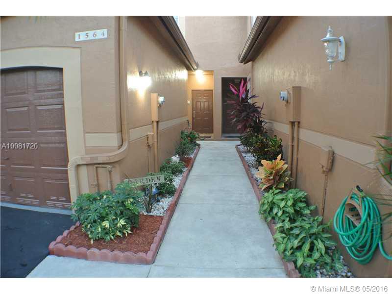 GORGEOUS 2 BEDROOM 2 1/2 BATHROOM LOOKS LIKE A MODEL. COMPLETELY REMODELED TOWNHOUSE, TILED FIRST FLOOR, WOOD LAMINATENSECOND FLOOR, REMODELED KITCHEN AND BATHROOMS, YOUR TENANT WILL LOVE IT.