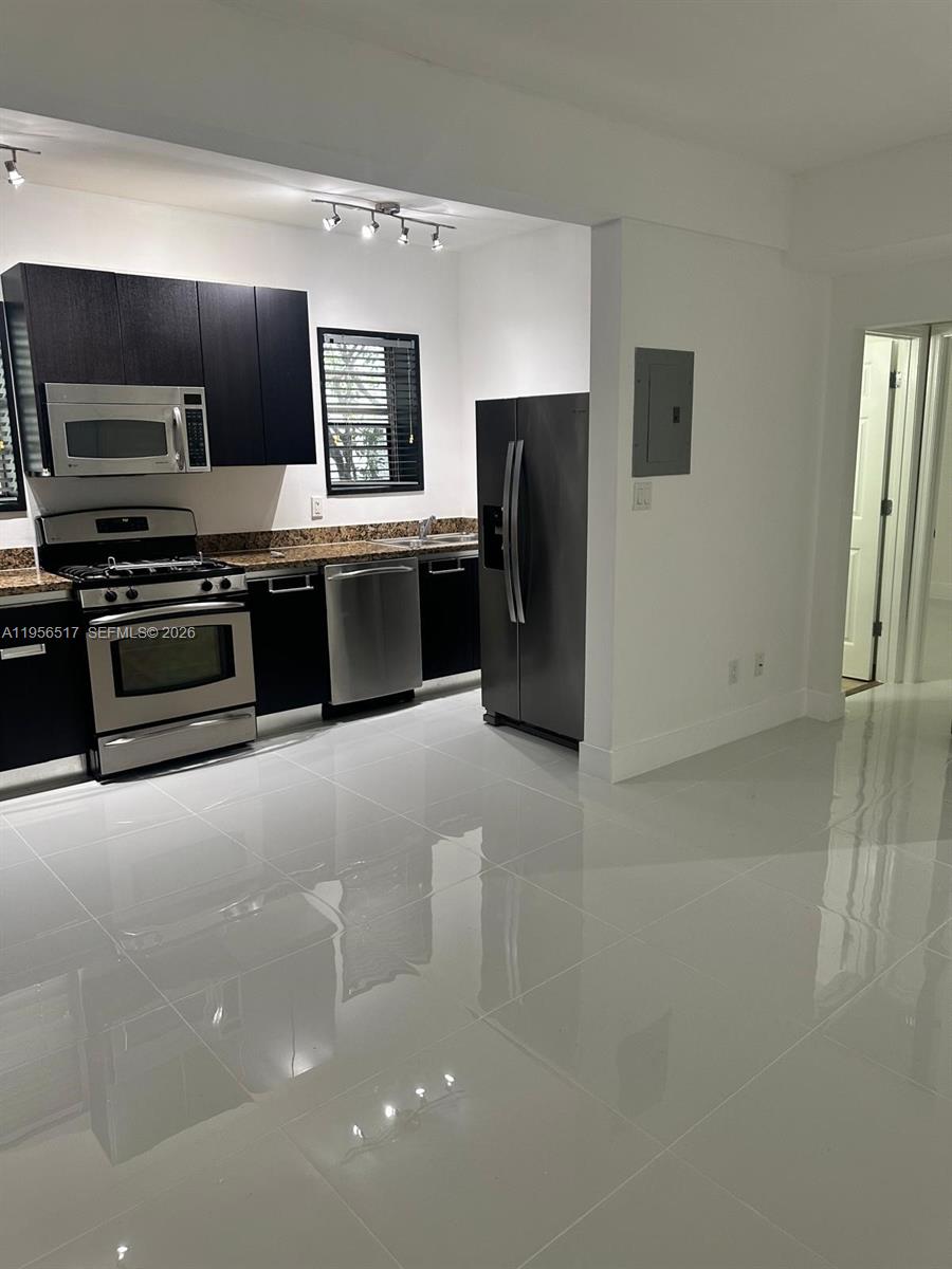 4812 Pine Tree Dr 105