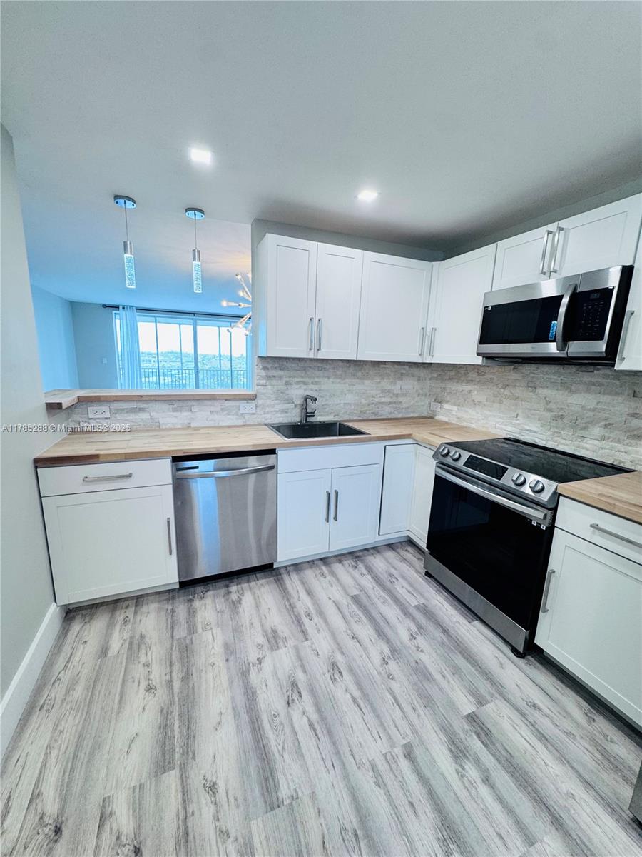 1750 NE 191st St 725-4