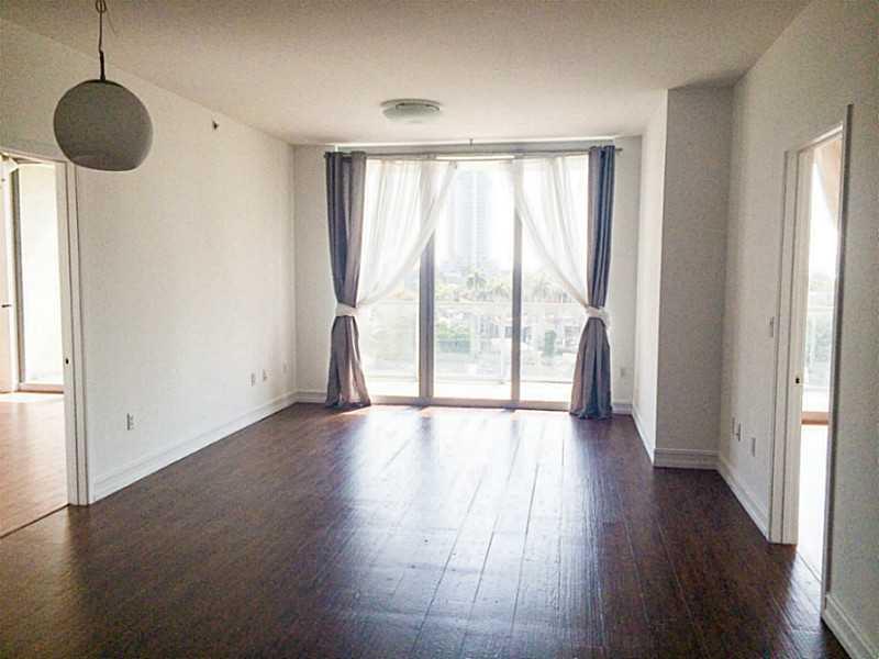 Bright and spacious 2 bedrooms / 2.5 bathrooms in the heart of Midtown. Beautiful bay and downtown views from all rooms, panoramic balcony. Laminate flooring throughout, just repainted. Walk to shops and some of Miami's top restaurants and enjoy the Midto wn lifestyle.