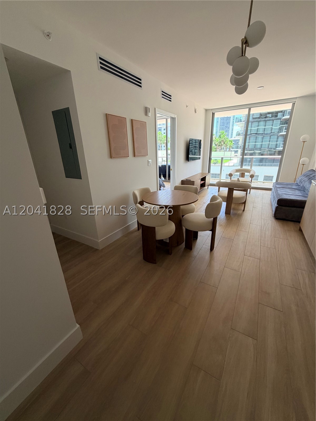 90 NE 32nd St 707