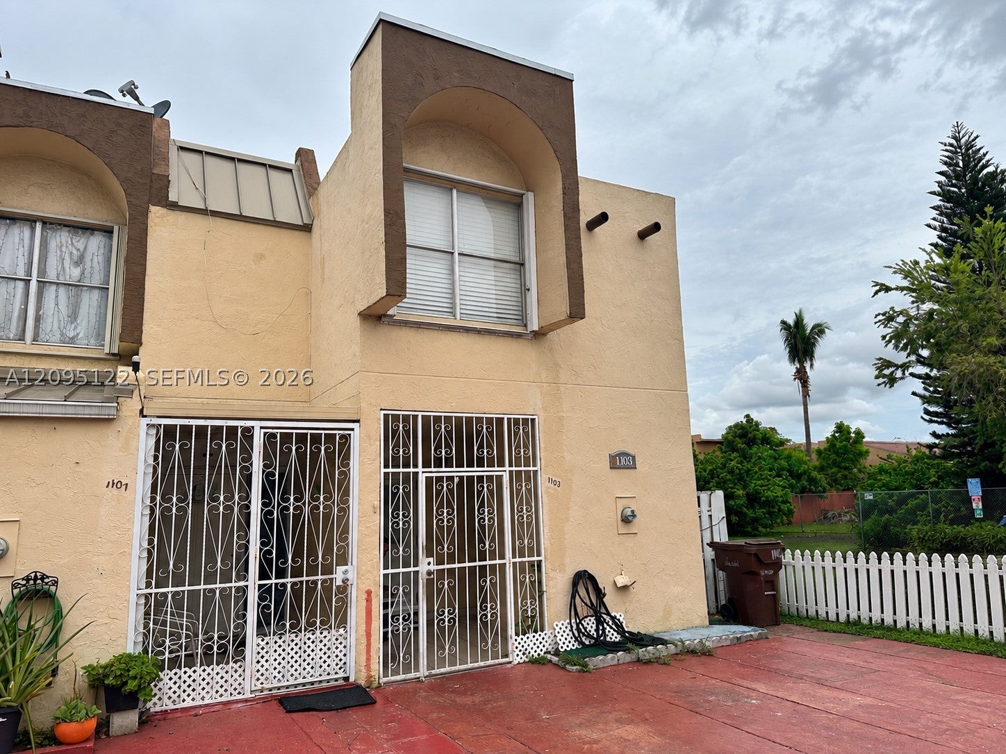 1103 W 39th Ter