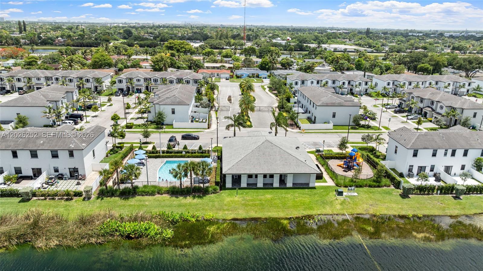 VISTA LAGO - Residential