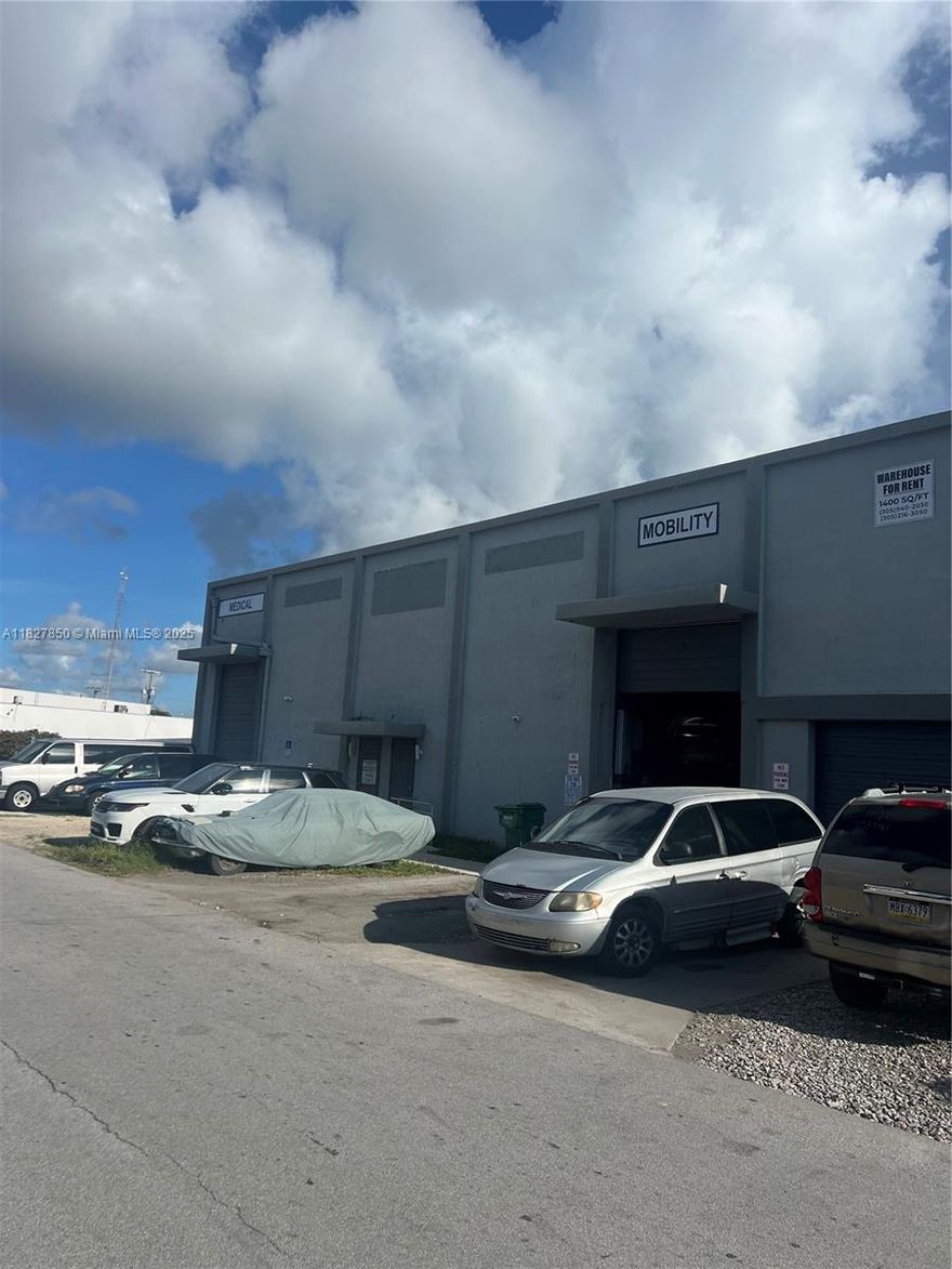 Location Location Location! 1400 Sqft space In the middle of North Miami with Roll up door and air conditioned Office. Higher than average ceiling. Don't miss out on this opportunity.