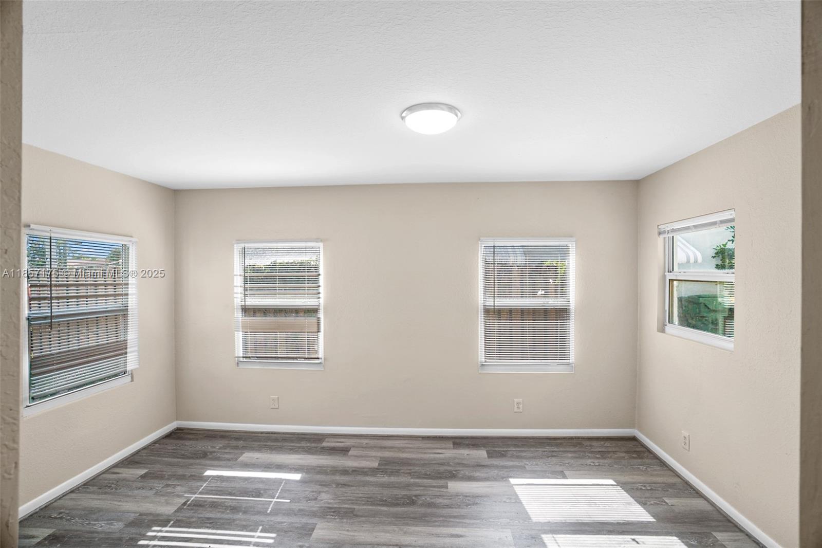 NORTH HOLLYWOOD - Residential Lease