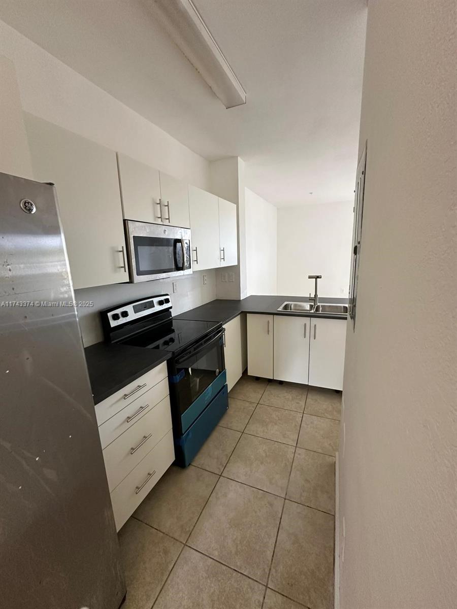 Rental Property at 2819 Se 1st Dr 9, Homestead, Miami-Dade County, Florida - Bedrooms: 3 
Bathrooms: 3  - $2,300 MO.