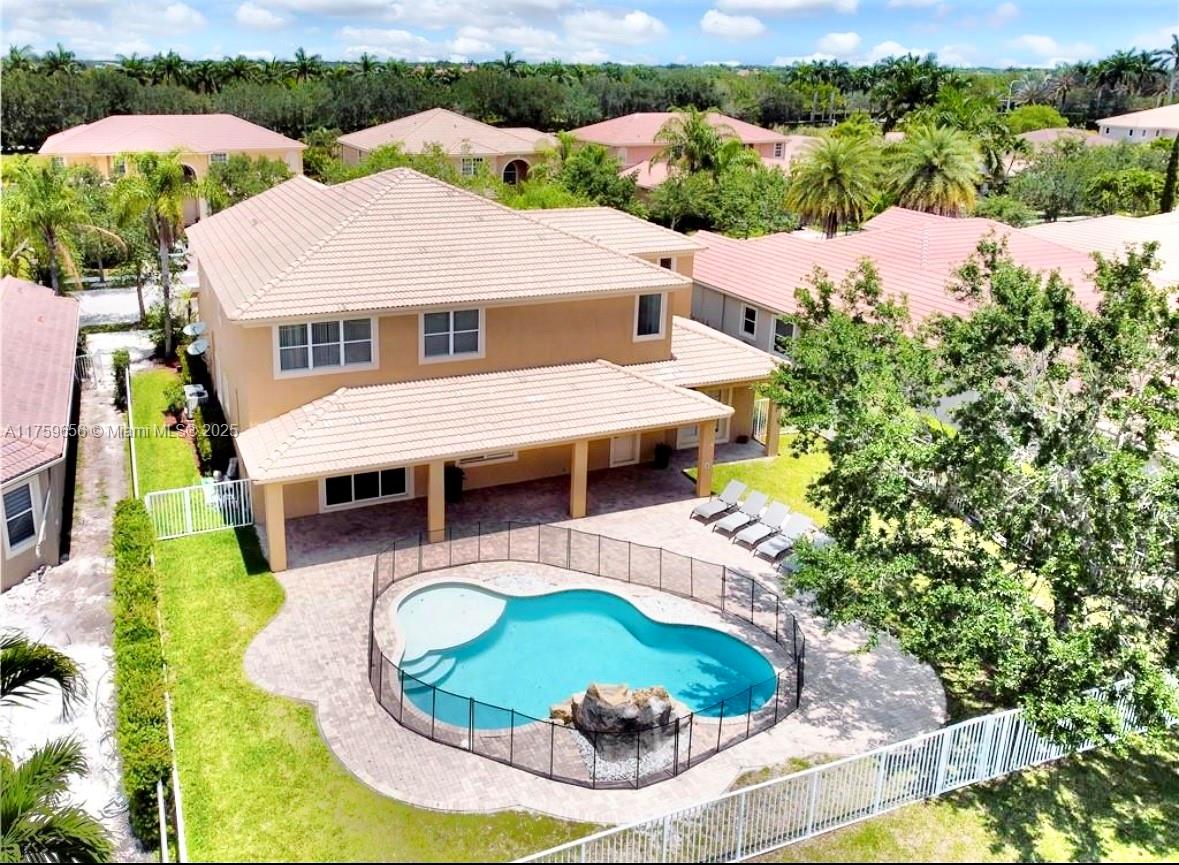 ESPECTACULAR POOL & LAKE PROPERTY, 5 BEDS AND 5 BATHROOMS, HUGE 4,257 SQF ELEGANT MARBLE FLOORS ON THE FIRST FLOOR, SECOND FLOOR WITH LAMINATE, CONVENIENT GUEST ROOM ON THE FIRST FLOOR, HIGH CEILINGS, PROVIDE 3 CAR GARAGE, LOCATED IN A PRESTIGIOUS COMMUNITY ISLES AL WESTON A+ SCHOOLS. PERFECT FOR INVESTORS