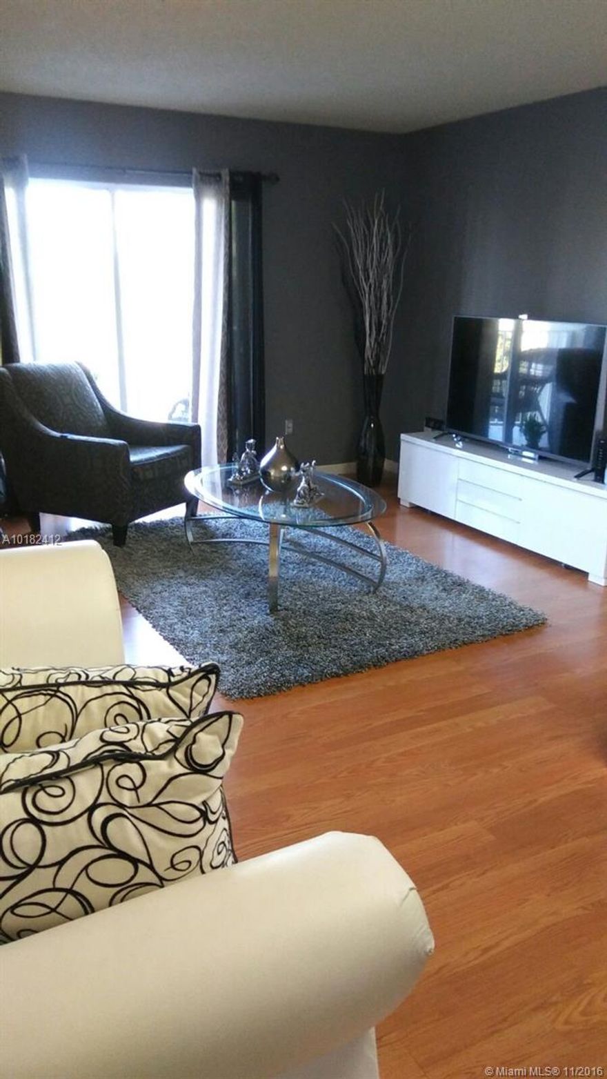 1 bedroom and 1 bathroom unit in Saga Bay, Easy to show.