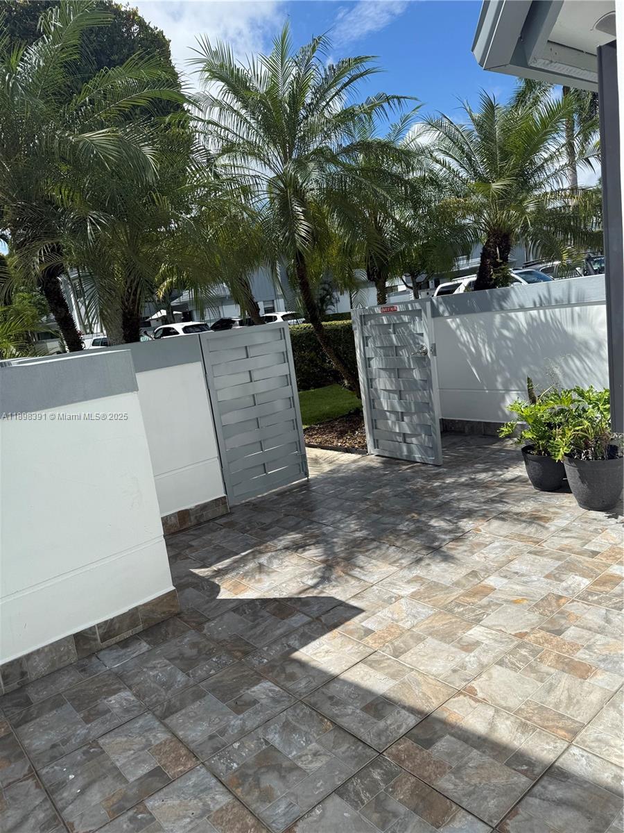 THE TOWNHOMES OF DORAL OA - Residential