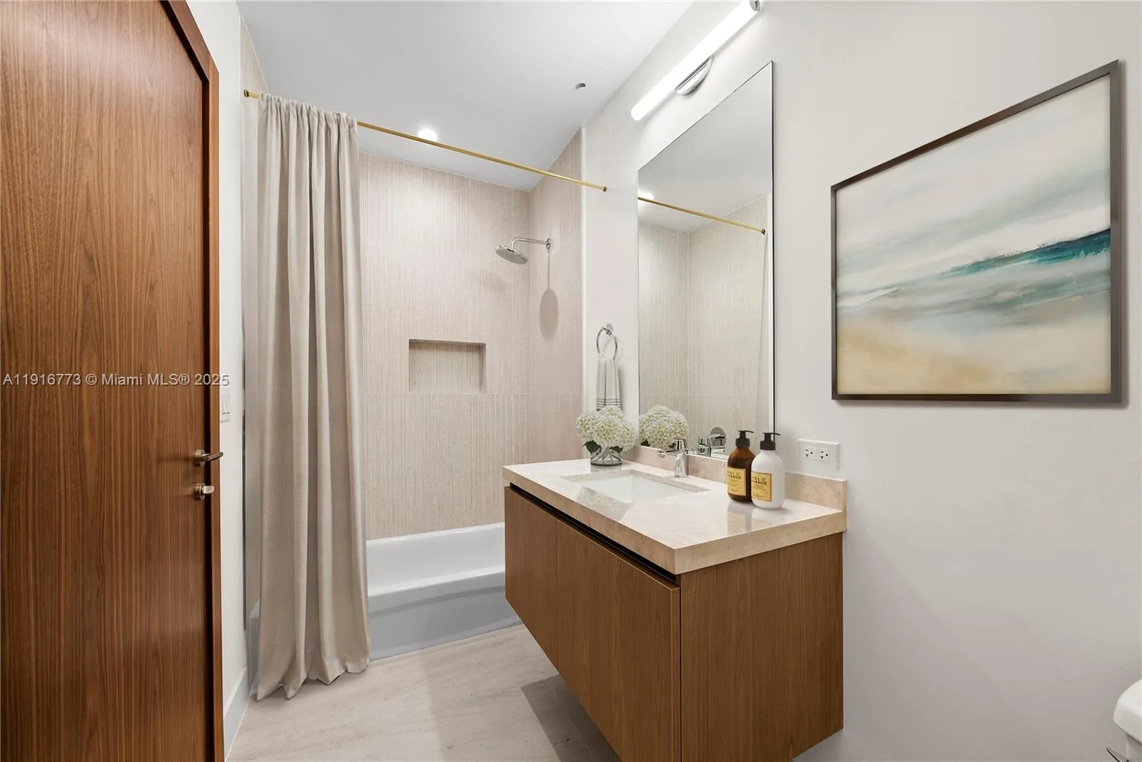 Coral Gables, Florida 33134, United States, 2 Bedrooms Bedrooms, ,2 BathroomsBathrooms,Residential,Active,246143