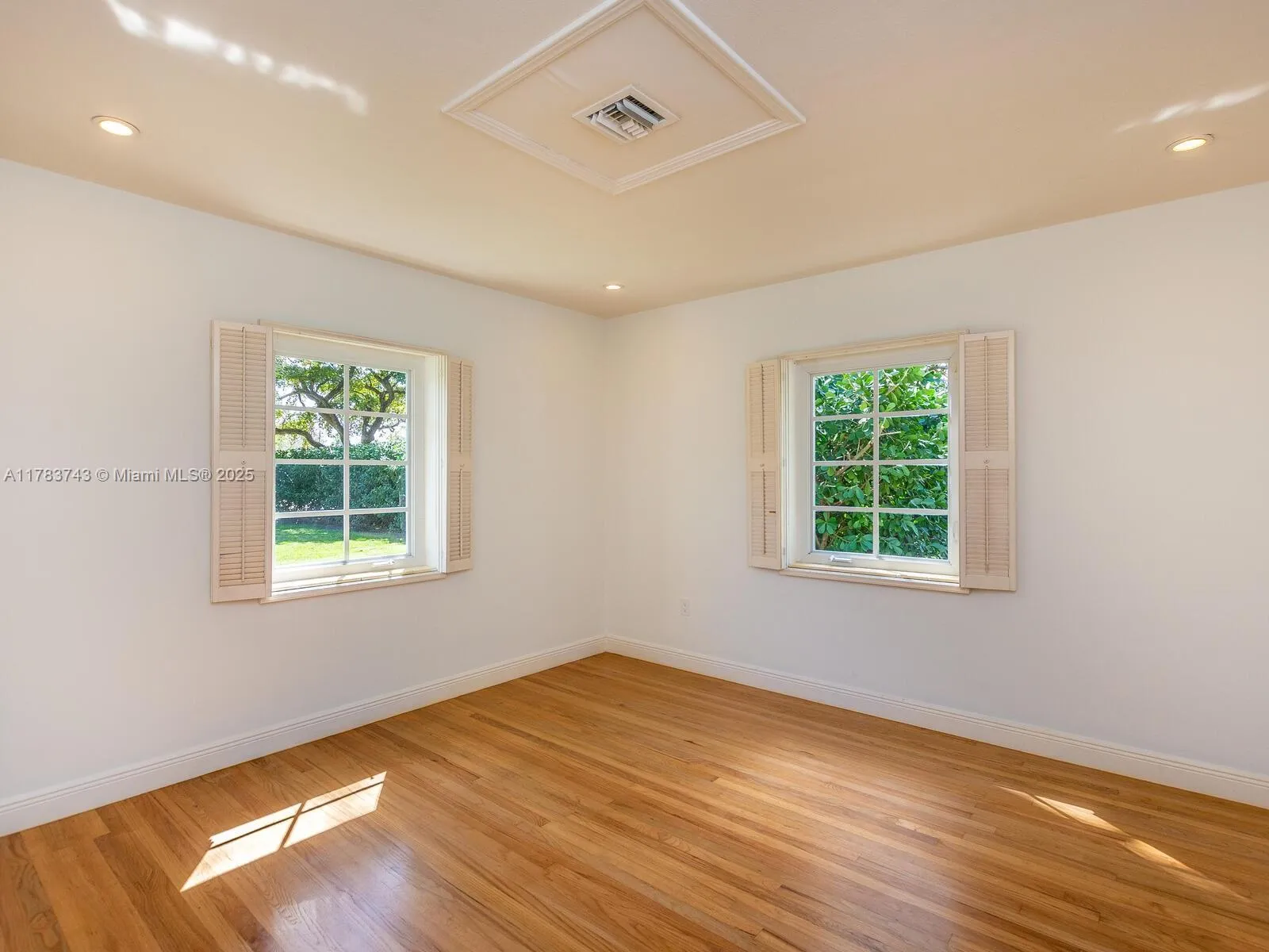 Coral Gables, Florida 33146, United States, 4 Bedrooms Bedrooms, ,4 BathroomsBathrooms,Residential,Active,110921