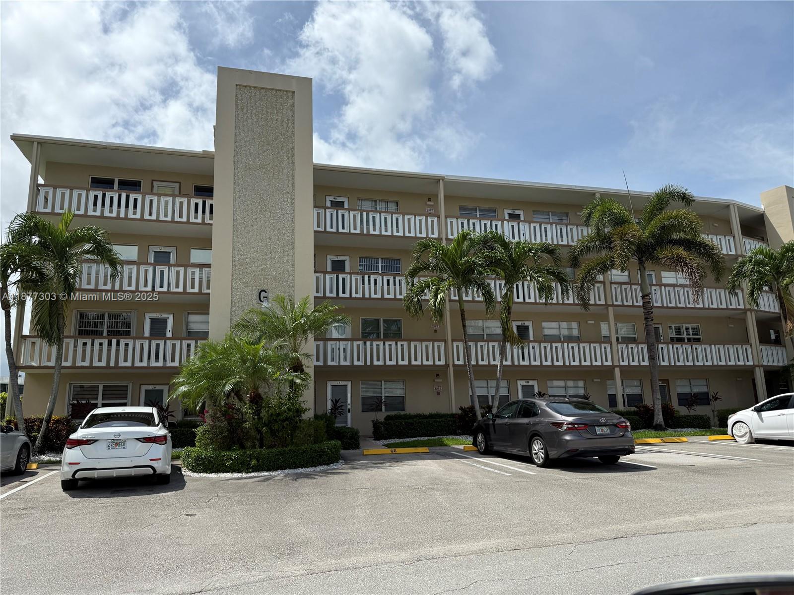 2 BR/2 BA CONDO in a 55+ community of Century Village
Community amenities included two outdoor pools, an indoor pool, clubhouse, fitness center, theatre,
et. Close to beach and shopping.