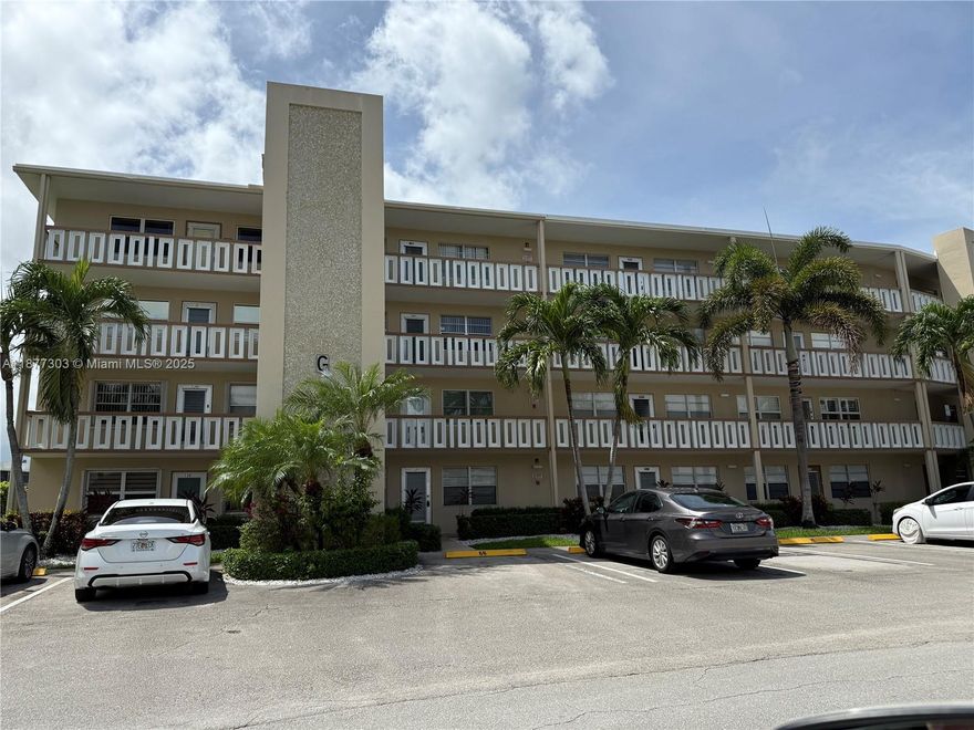 2 BR/2 BA CONDO in a 55+ community of Century Village
Community amenities included two outdoor pools, an indoor pool, clubhouse, fitness center, theatre, 
et. Close to beach and shopping.