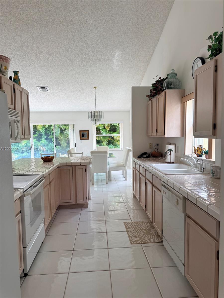 TROPICAL LAKES PH 2 - Residential