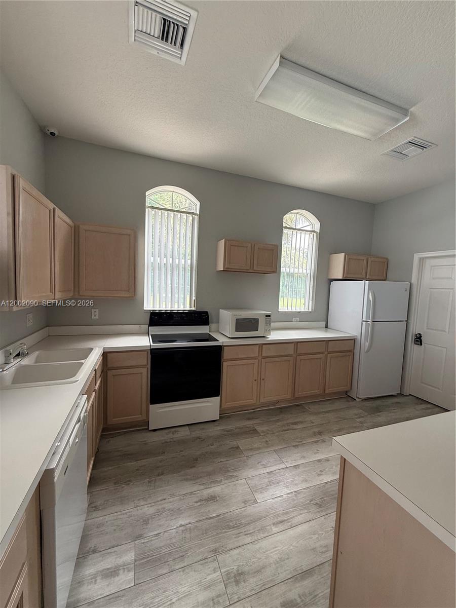 TROPICAL LAKES PH 2 - Residential