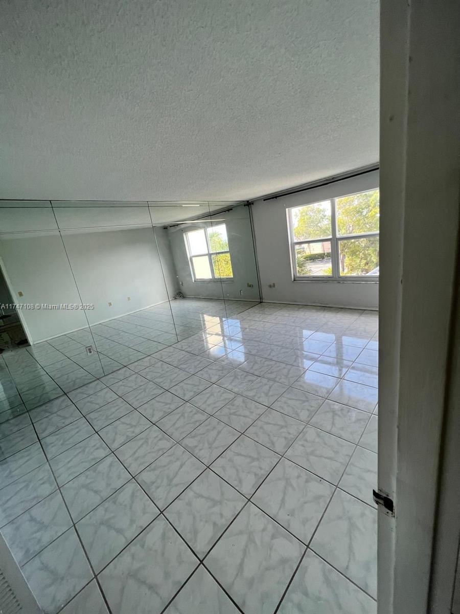 555 Ne 123rd St 412-B, North Miami, Miami-Dade County, Florida - 1 Bedrooms  
2 Bathrooms - 