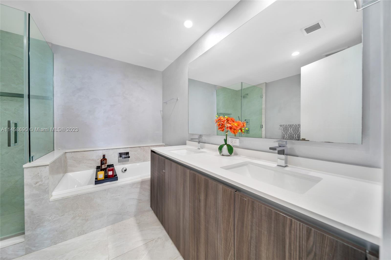 ARIA ON THE BAY CONDO - Residential