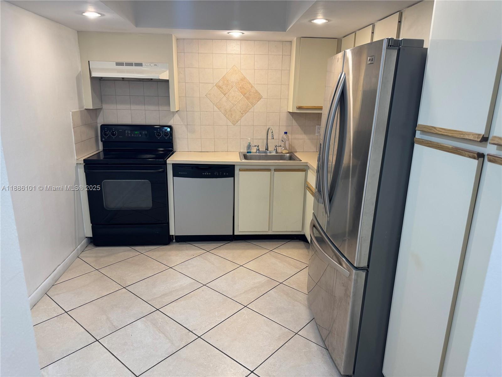 200 LESLIE CONDO - Residential Lease