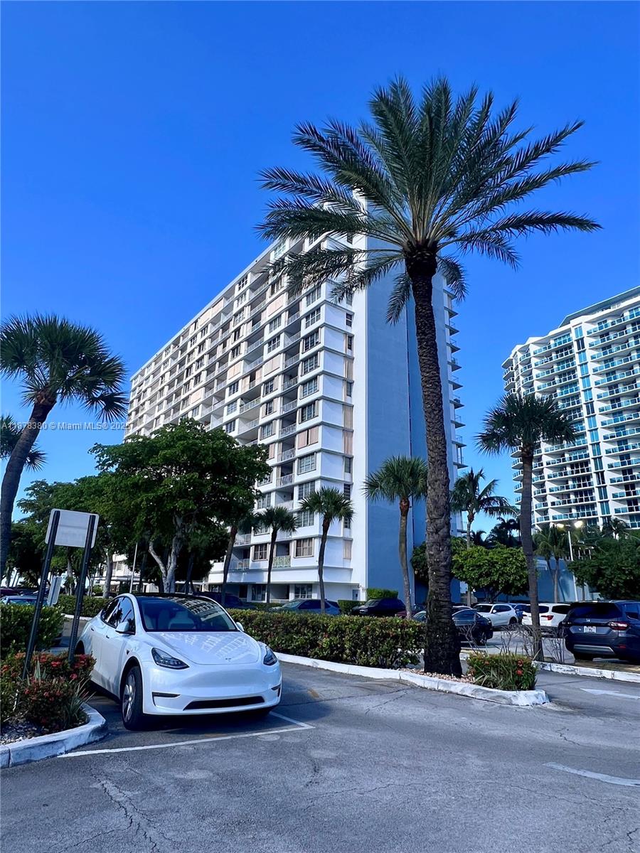 Welcome to this beautiful and spacious extra large one-bedroom in desirable G line with unobstructed views to the Bay and Miami Skyline.Wall to wall sliding door windows in the living to access its balcony.Kitchen with wood cabinet and marble countertops.This building features a newly updated lobby and hallways, laundry facilities on floor, business center, party room, fitness center, waterfront pool and waterfront dock. INTERNET AND FULL CABLE ARE INCLUDED IN HOA FEE. Fantastic location just a 7-min drive to the Beach ,15-min to Wynwood and 19-min to Downtown .This property offers the perfect combination of convenience and comfort, making it an ideal place to call Home or a great Investment opportunity.