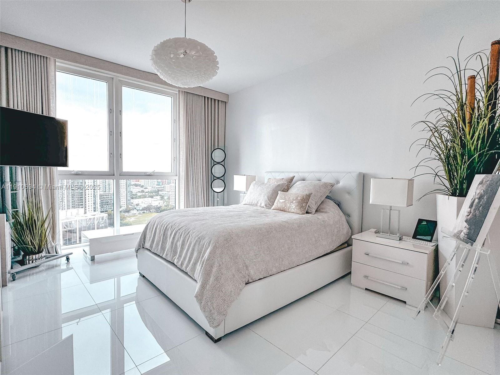 PARAMOUNT BAY CONDO - Residential