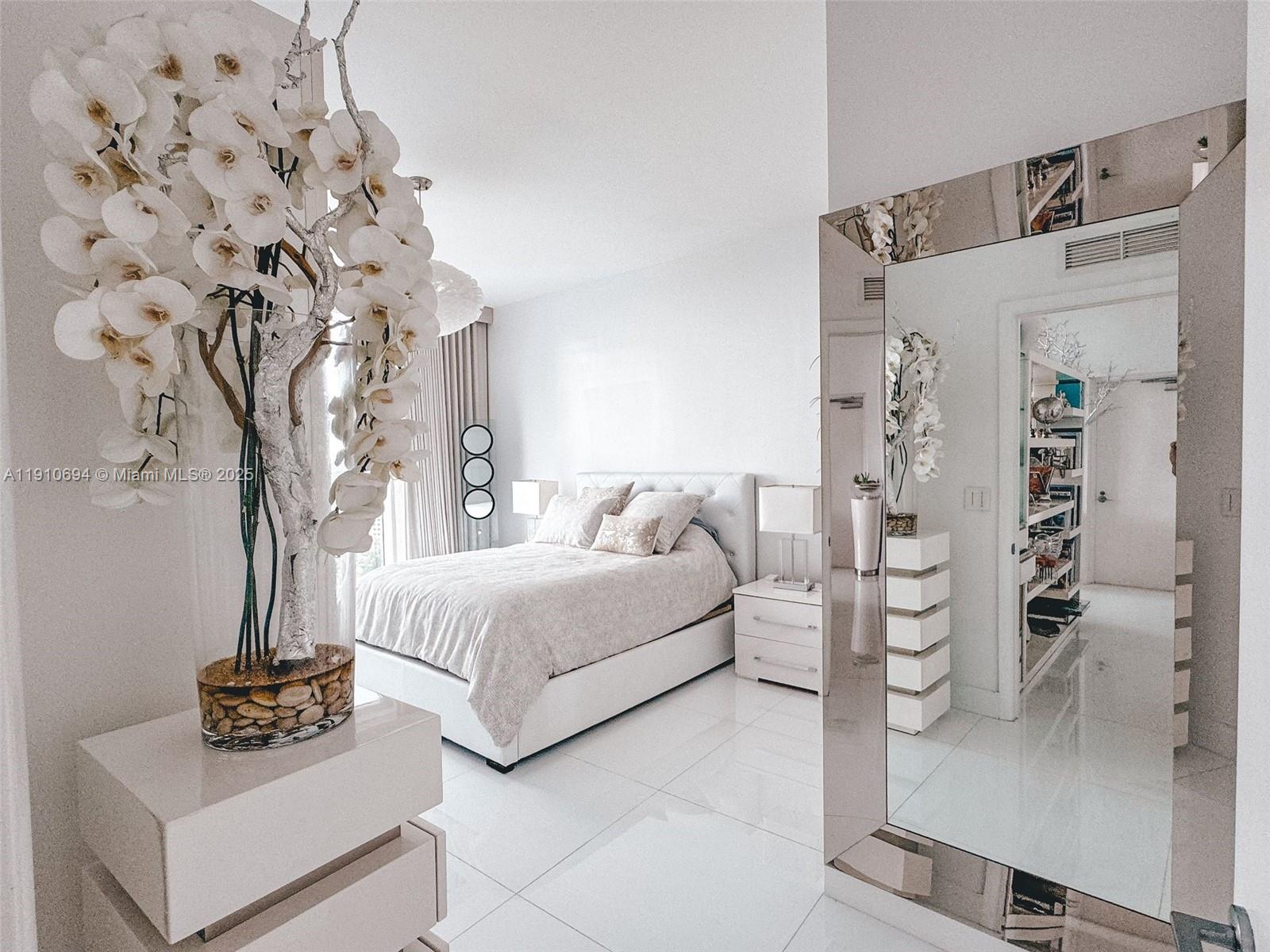 PARAMOUNT BAY CONDO - Residential