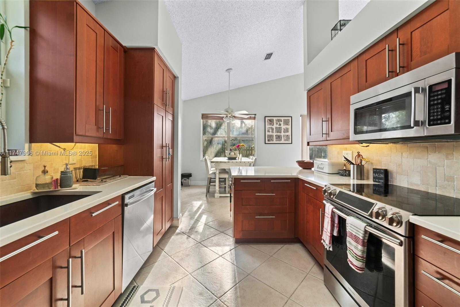 EMBASSY LAKES - Residential