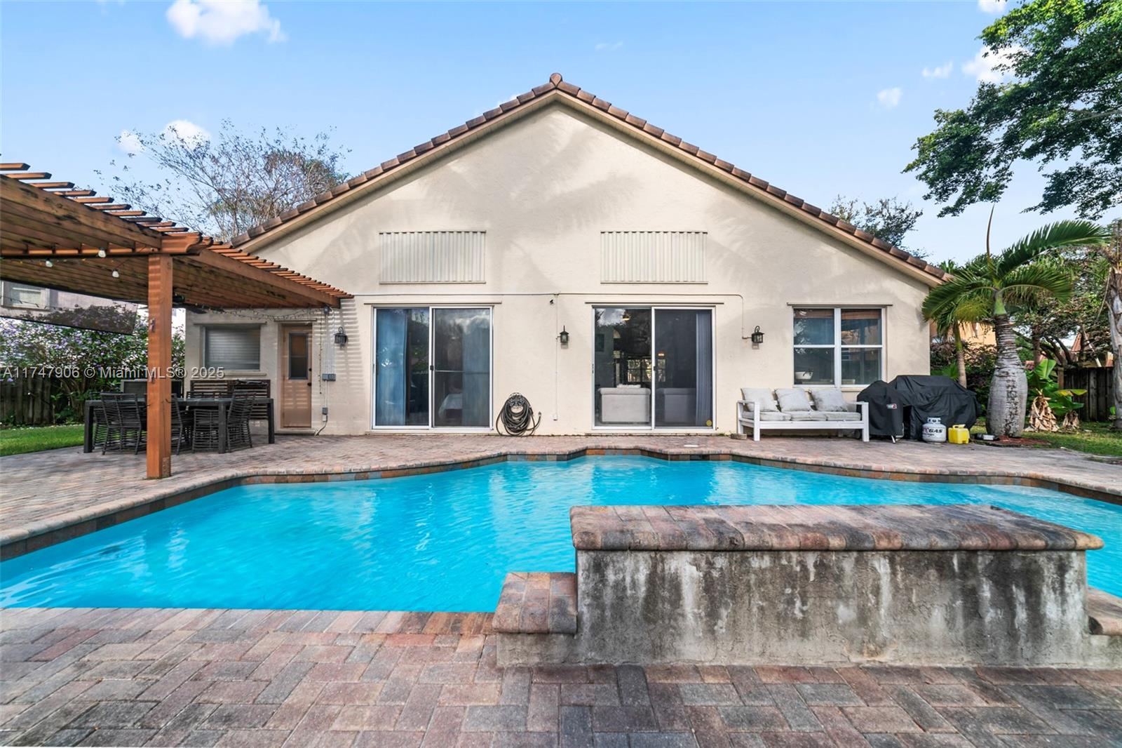 EMBASSY LAKES - Residential