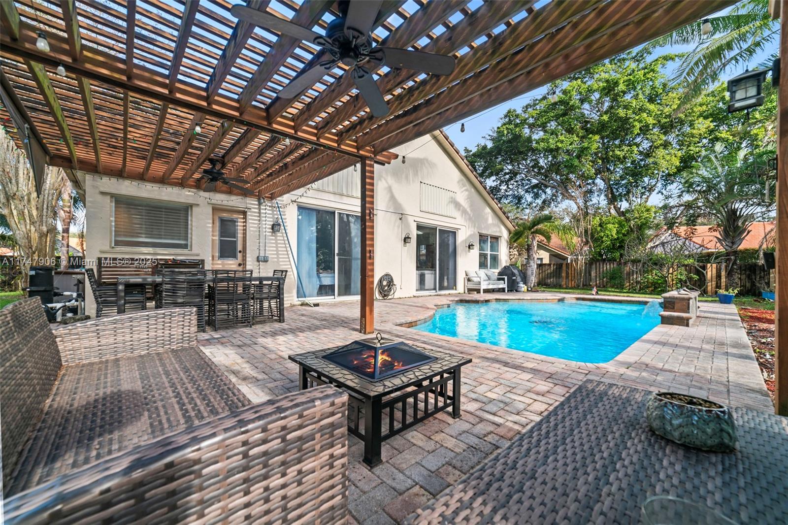 EMBASSY LAKES - Residential