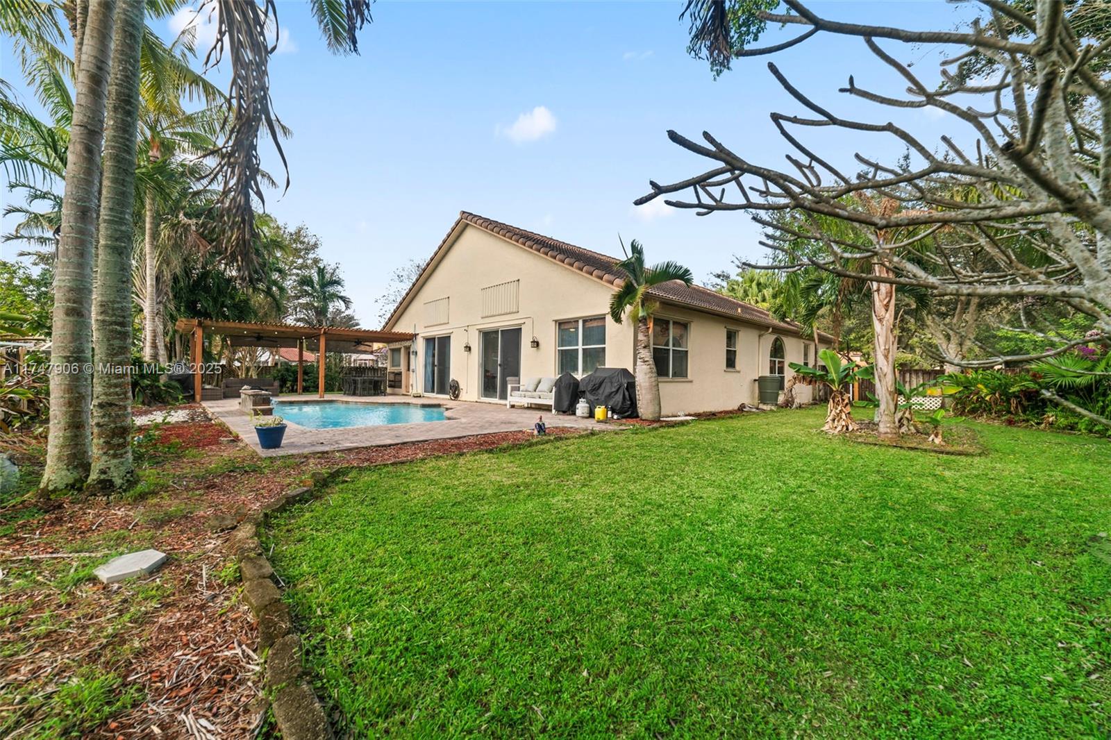 EMBASSY LAKES - Residential