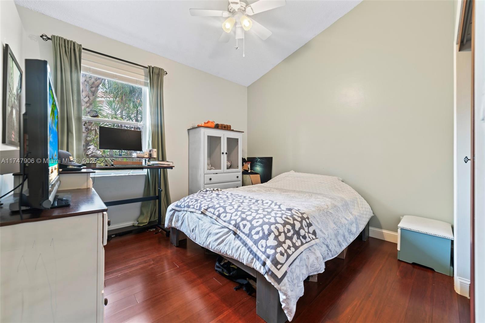 EMBASSY LAKES - Residential