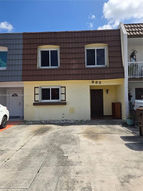 Photo of 932 W 80th Pl, Hialeah, FL 33014 (MLS # A12000275)