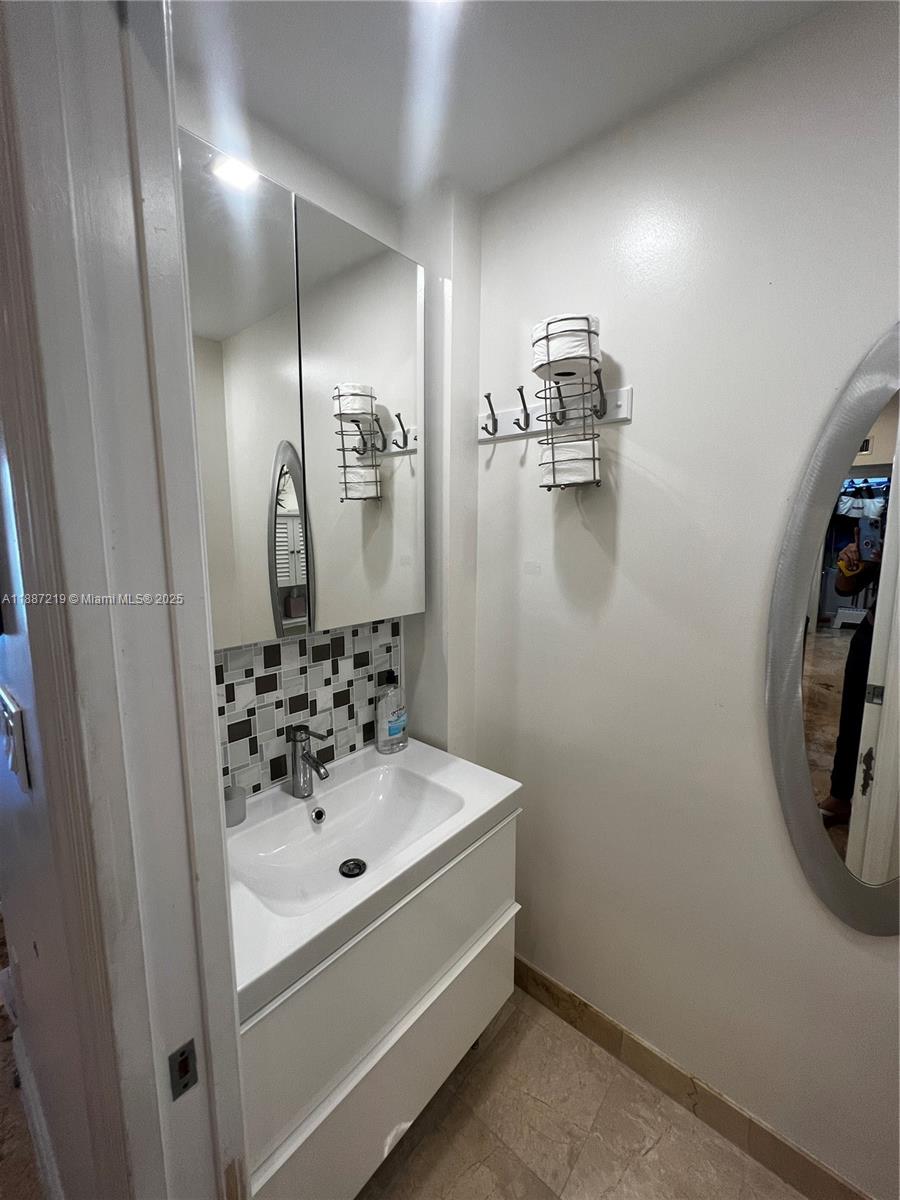THE COLLINS CONDO - Residential Lease