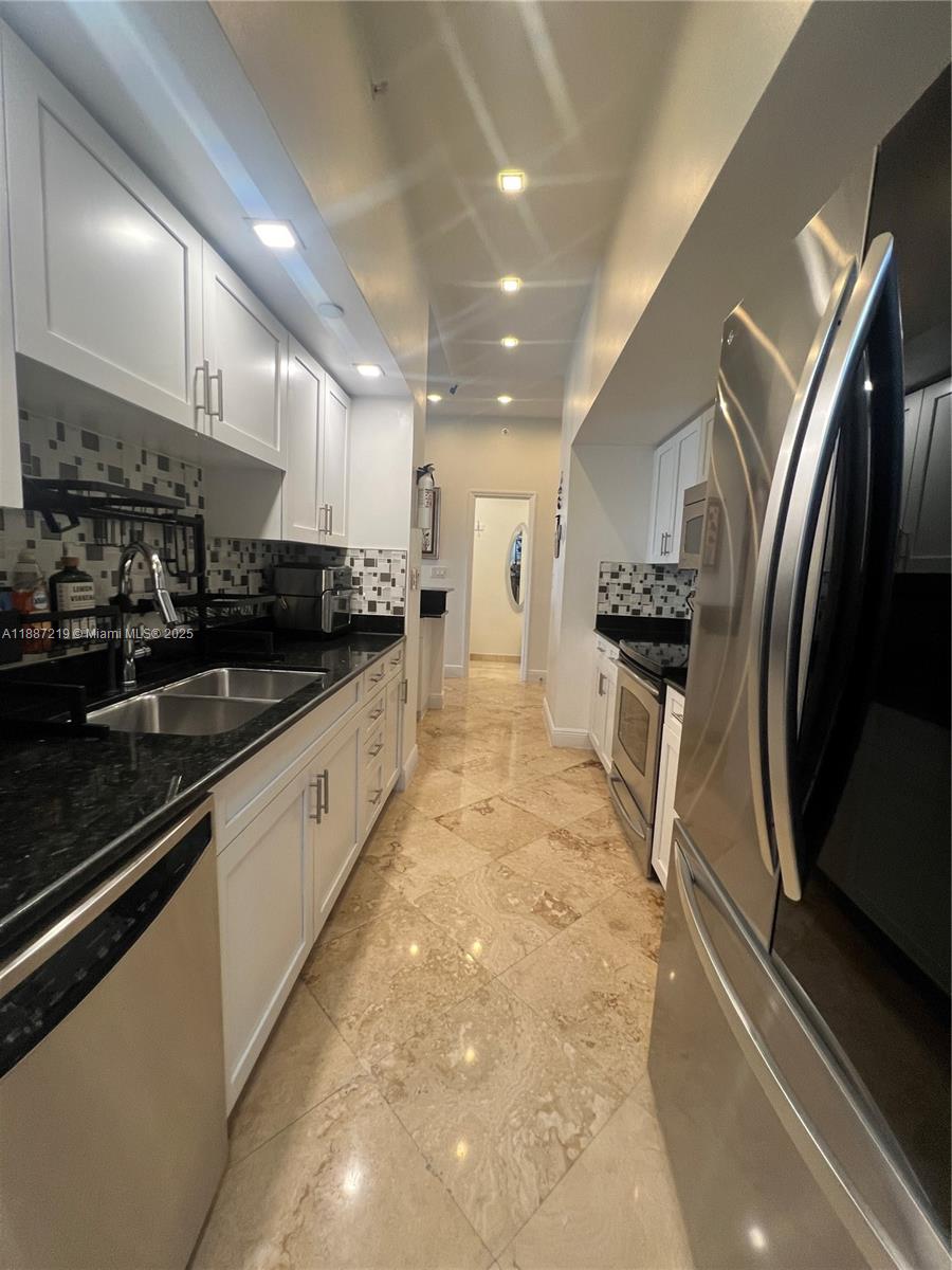 THE COLLINS CONDO - Residential Lease