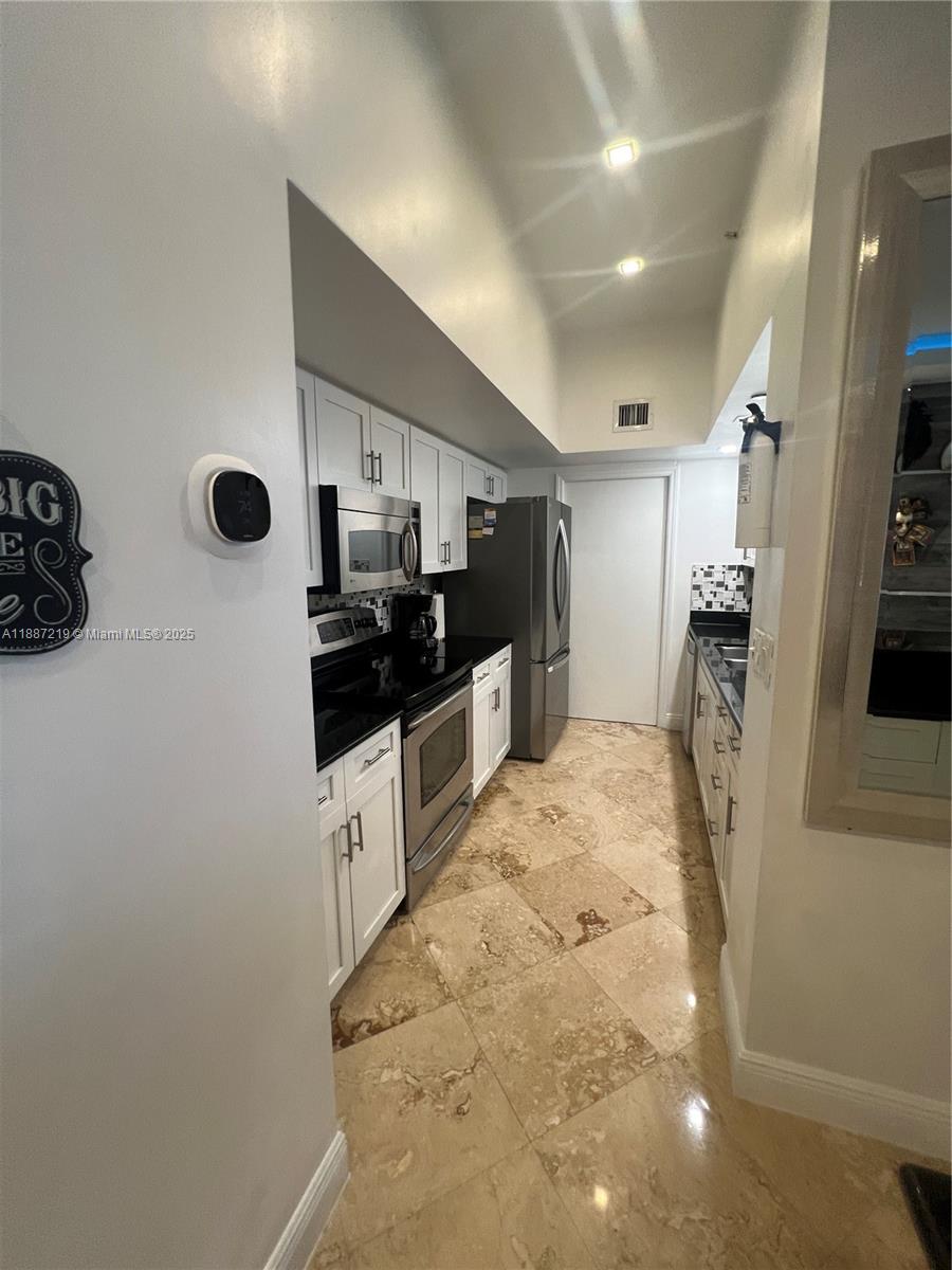 THE COLLINS CONDO - Residential Lease