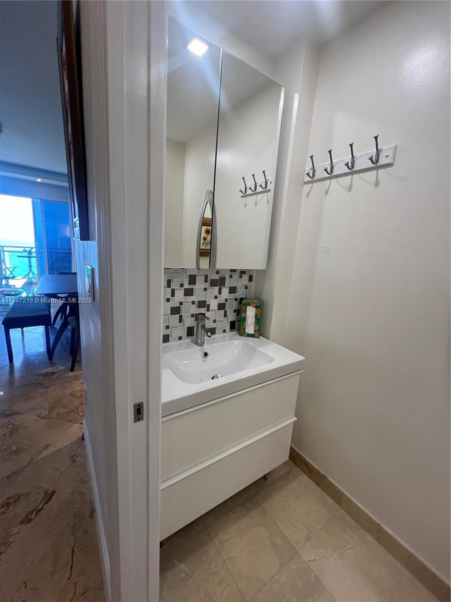 THE COLLINS CONDO - Residential Lease