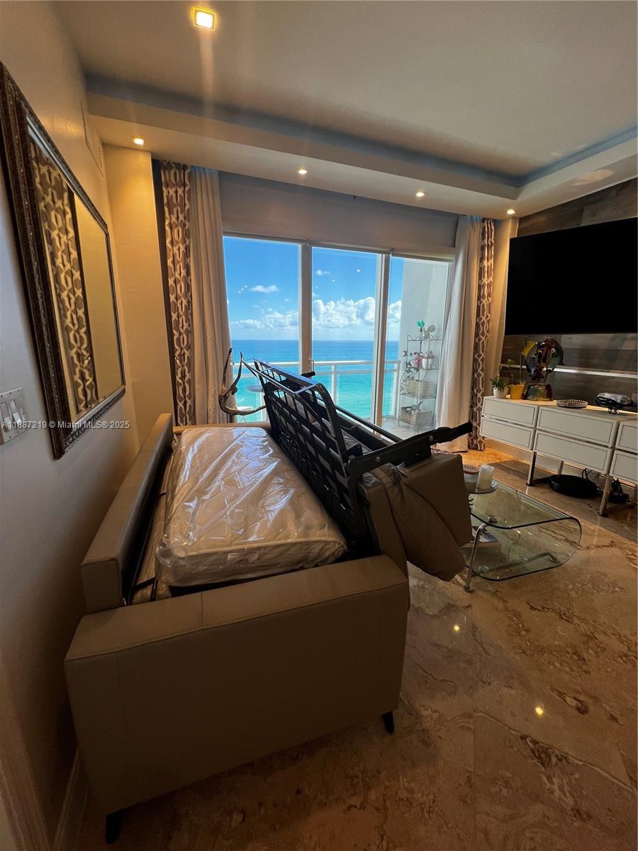 THE COLLINS CONDO - Residential Lease