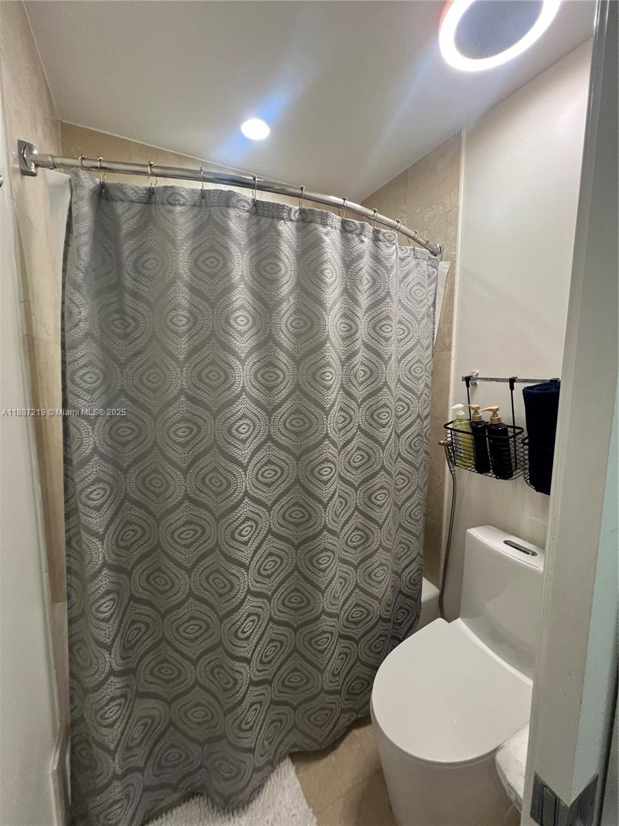 THE COLLINS CONDO - Residential Lease