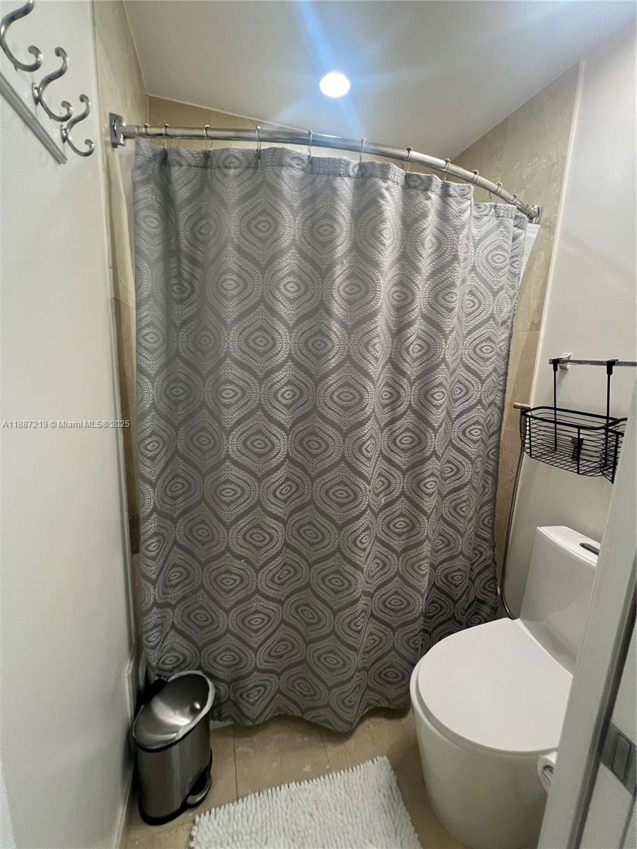 THE COLLINS CONDO - Residential Lease
