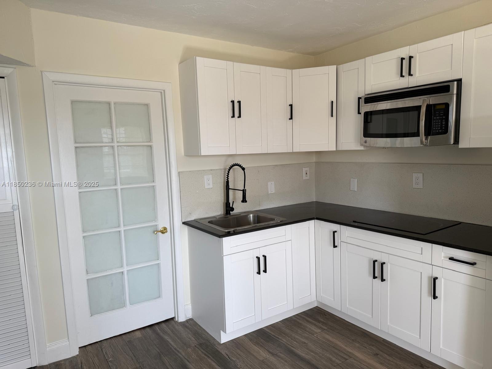 Newly renovated 3 bedroom 1 bathroom freshly painted and bright second floor apartment. Enjoy your new kitchen, new bathroom and new flooring. Washer & Dryer are on premises. Parking in front of building. Section 8 Vouchers Welcome !