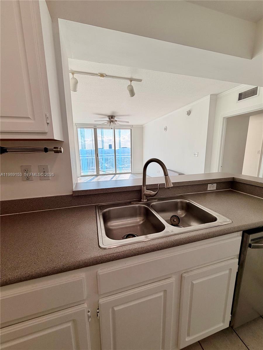 DA VINCI ON DOUGLAS CONDO - Residential Lease