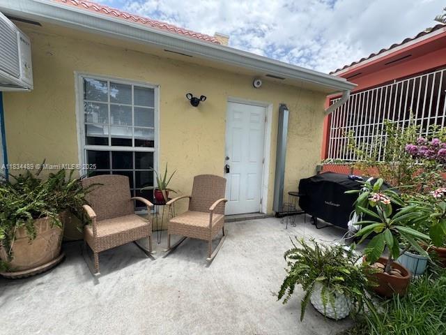 Lovely efficiency in historic home by Marlin Stadium. Private entrance, shared back yard. Steps to transportation, laundry, restaurants and downtown living. Wi-fi, water and electricity included in the rent. Only refrigerator and microwave. Can rent with or without furniture in pics.