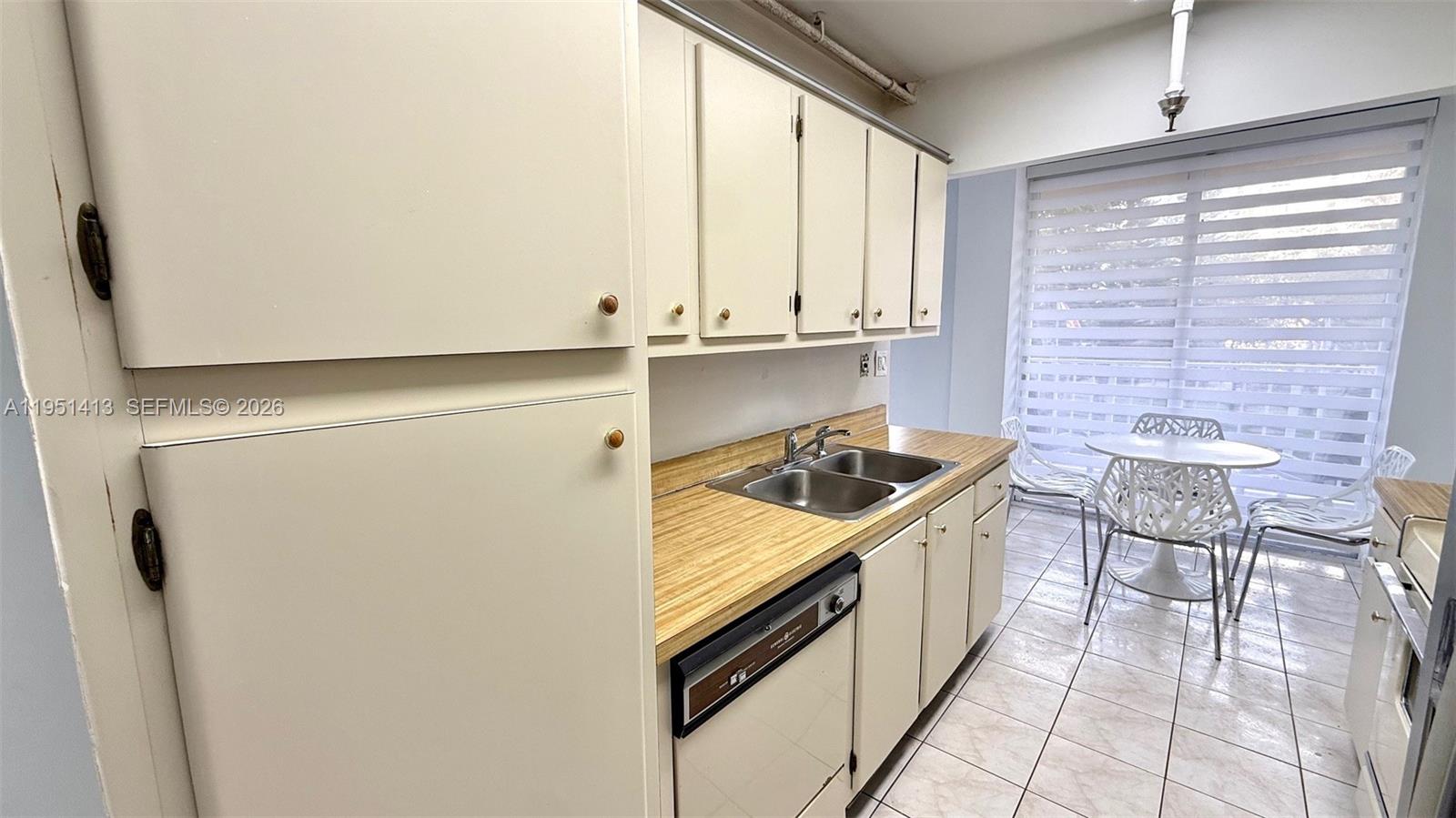 WINSTON TOWERS 700 CONDO - Residential