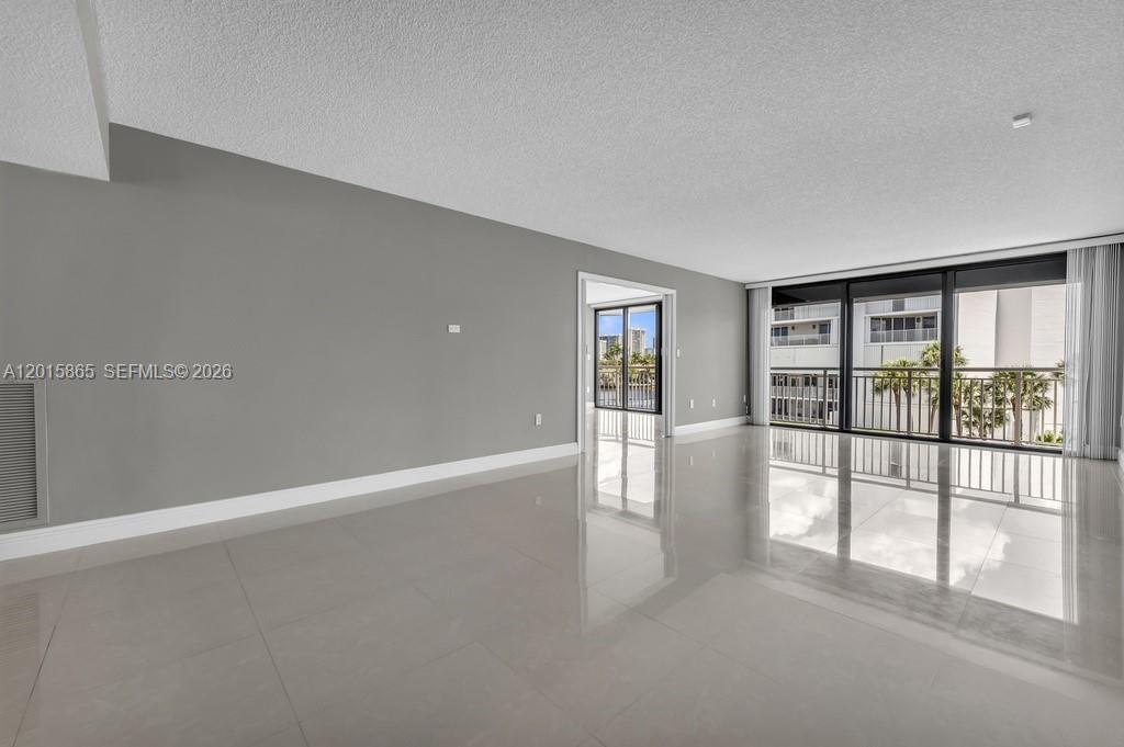 3100 NE 48th St 318