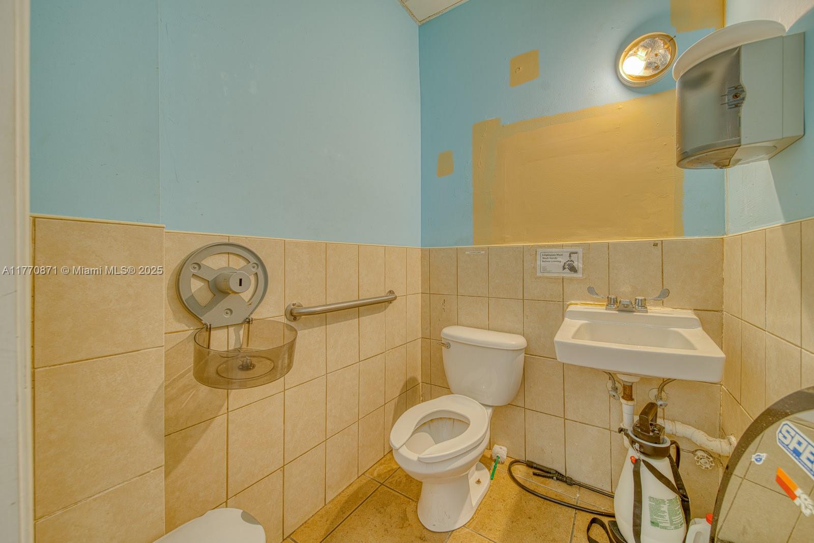 Main image without alt text